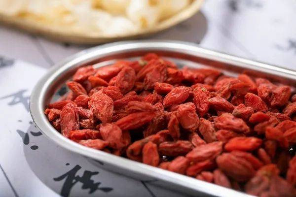 保温杯泡枸杞?小心硫磺熏过的毒枸杞